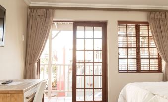 Loerie Guest Lodge