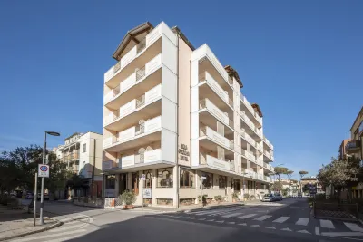 Lola Piccolo Hotel e Appartamenti Hotels near Cieloverde Camping Village Marina di Grosseto (GR)