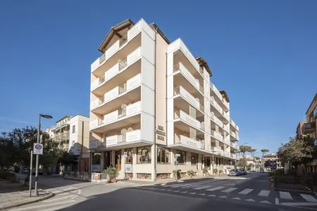 Lola Piccolo Hotel e Appartamenti Отели рядом с достопримечательностью «Cieloverde Camping Village Marina di Grosseto (GR)»