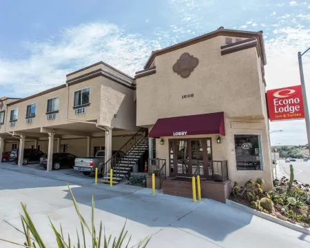 Econo Lodge Inn & Suites Fallbrook Downtown Отели рядом с достопримечательностью «Миртл Крик Ботаникал Гарденс & Нерсери»