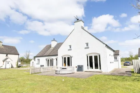 Cottage 3 Bed Sleeps 7 Free Parking Отели в г. Эннискиллен