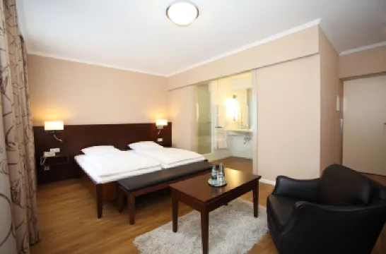 Alster-Hof Hotel dekat Stasiun Bawah Tanah Stephansplatz