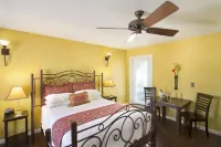 Lakehouse Bed and Breakfast Hotels in Spring Branch