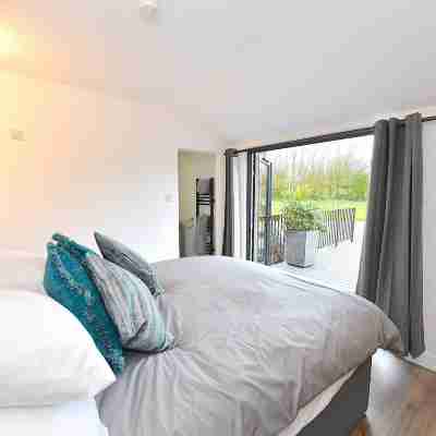 Cheerful 1Bd Cottage with Parking Nr Guildford Rooms