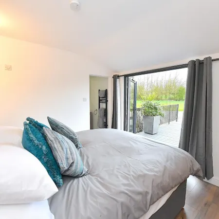 Cheerful 1Bd Cottage with Parking Nr Guildford Отели рядом с достопримечательностью «Университет Суррей»