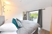 Cheerful 1Bd Cottage with Parking Nr Guildford