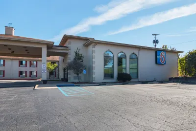 Motel 6 Hannibal, MO Hotels near MT Olivet Cemetery Association