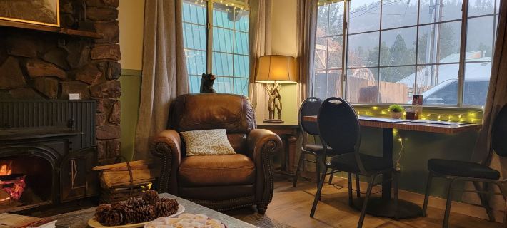 Cinnamon Bear Inn Hotels in Mono County