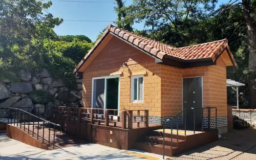 พีรามิด เรด เคลย์ เพนชัน