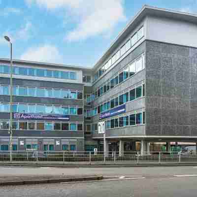 HQ Aparthotel Farnborough Hotel Exterior