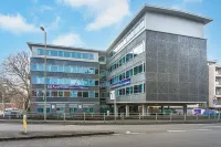 HQ Aparthotel Farnborough Отели в г. Кемберли