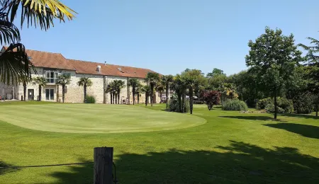 Hotel Abbaye du Golf de Lésigny Отели в г. Бри-Комт-Робер