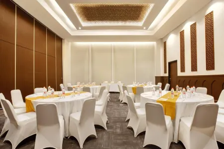 Hotel Santika Gresik Отели в г. Gresik