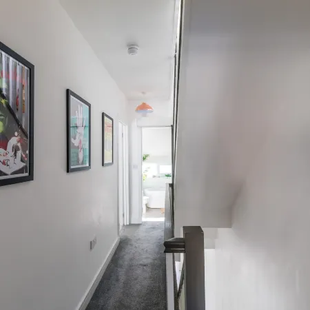 Hollywood House - Sleeps 10 Guests