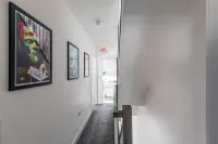 Hollywood House - Sleeps 10 Guests - Kitchens