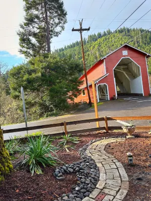 Westfir Lodge & Mountain Market Hotels near McCredie Hot Springs