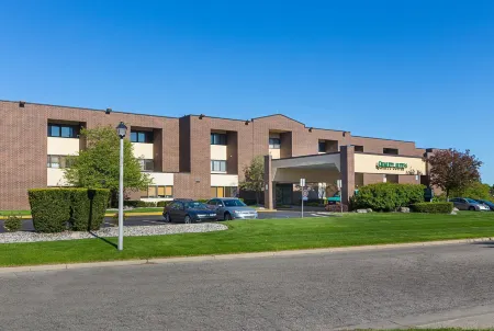 Quality Suites Отели в г. Waverly