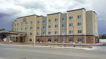 Best Western Plus Gallup Inn  Suites Отели рядом с достопримечательностью «Navajo Code Talkers Museum»