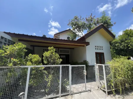 Homestay Jogja Rumah Obit By Simply Homy Отели рядом с достопримечательностью «Bantul Inline Skating Ring»