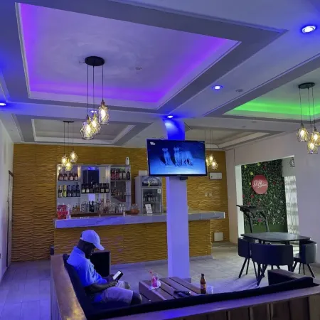 Da Highest Lounge Bar & Restaurant