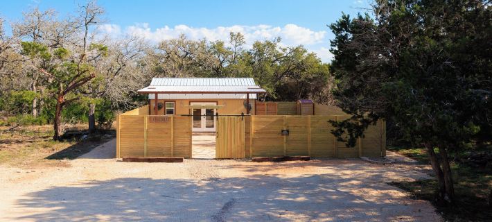 Romantic Luxury Retreat-Hot/Cold Pool & Sauna Hotels in Hays County