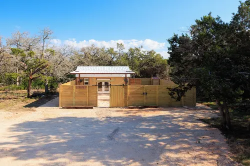 Romantic Luxury Retreat-Hot/Cold Pool & Sauna Hotels in Hays County