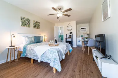 Bahama Breeze Suites Hotel dekat Carl Gray Park