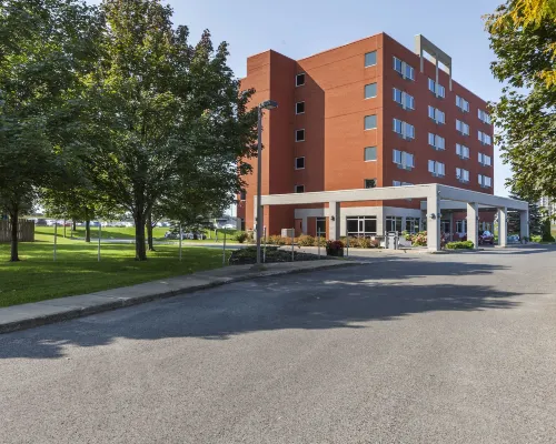 Le Dauphin Montréal-Longueuil Hotels near Biosphere