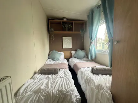 Harwich - Caravan - Sleeps 10 - Garden - Pool Отели в г. Феликстоуи