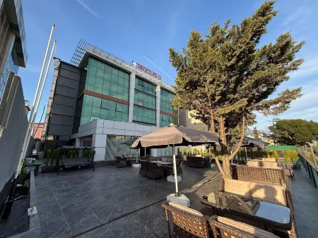 The Port Guzelyalı Отели рядом с достопримечательностью «Yiğit Alışveriş Merkezleri - Pendik Şube»