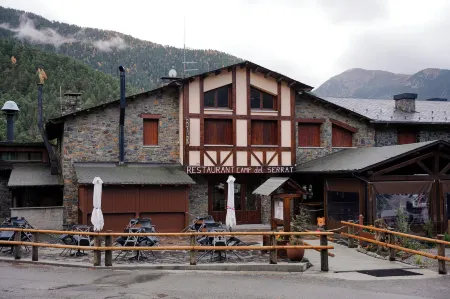 Hotel Restaurant Camp del Serrat Отели в г. Meritxell