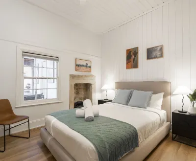 KozyGuru Balmain Charming 3 Room cottage Hotels near BACCHUS fine food and wine