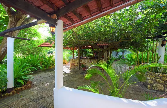 梅迪特拉內奧餐廳酒店