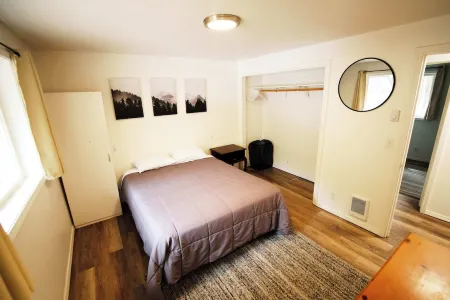 Wooded river retreat near Mt. Bachelor and Bend Отели в г. Три Риверс