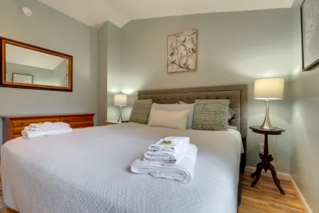 Fenced Yard, Hot Tub and Cozy Den - Stylish Charming Retreat