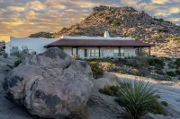 Luxurious Desert Retreat - Boulders, Hot Tub, Views Hotels in Pioneertown