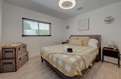 Stylish Modern Farmhouse in Houston – Your Perfect VRBO Retreat! Hotels in North Houston