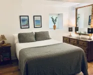 Clean, Private, Cozy Urban Oasis Chicago Greystone in Heart of Logan Square