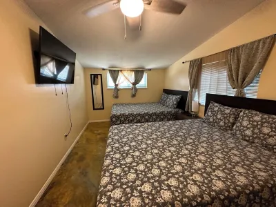 NEAR DISNEYLAND AND CONVENTION CENTER 6 BEDROOM 3 BATHROOM