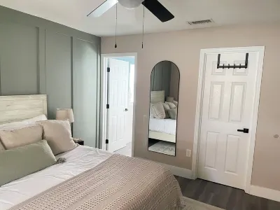 3B2BA house in Palmetto W/Pool & Movie Room