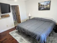 Serene & private getaway 5 min. from EVL. 4 beds, 2.5 baths, sleeps 14, hot tub. 曼斯費爾德酒店