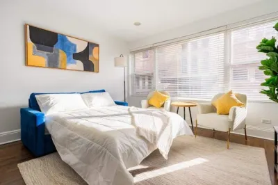 3 -bed apartment just steps to Lake Michigan Hotels near Indian Boundary Park Cultural Center