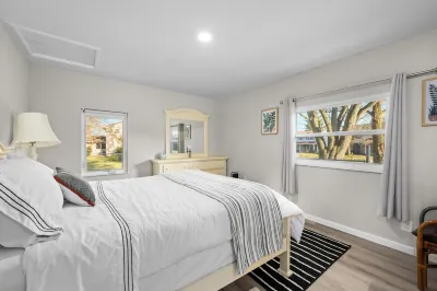 Spacious 4 bedrooms 3 full bath house in delightful Columbus with AC, WiFi