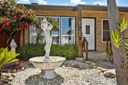 Mid Century Garden View Home Parking Отели рядом с достопримечательностью «Публичная библиотека СанМатео»