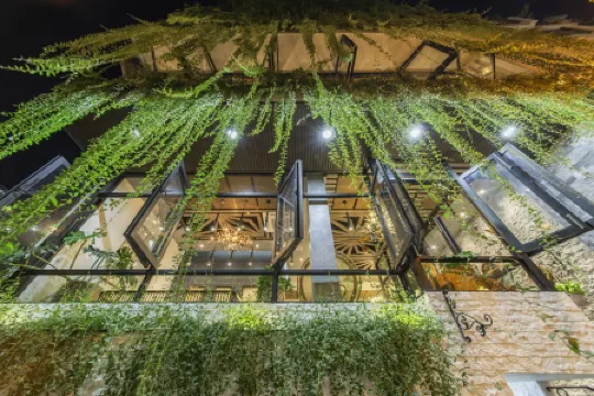 Aaron Boutique Hotel Отели рядом с достопримечательностью «AB Central Square Nha Trang»