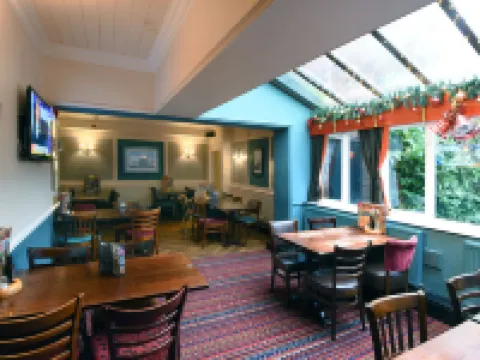 Royal Oak Hotels in Birkenhead