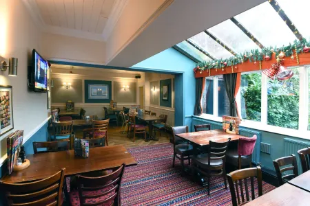 Royal Oak Отели рядом с достопримечательностью «Центральная библиотека Биркенхед»