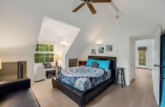 Idlyllic riverfront 2-bed cabin with hot-tub close to Stevens Pass and hiking