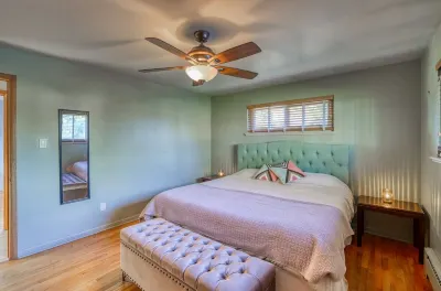 Vintage Luxury W/Spa, Huge Yard Near Red Rocks and City