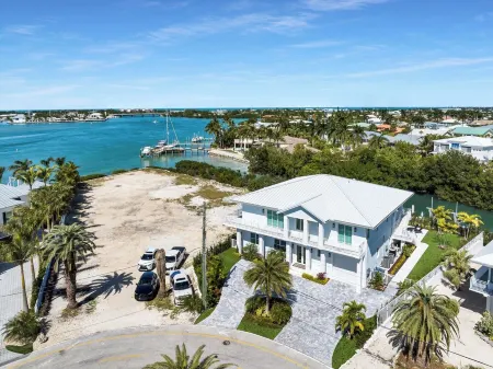 Sophisticated 5-bedroom, elevator, 50' dock, heated pool/spa, sleep 12